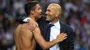Zidane memeluk Ronaldo usai meraih trofi Liga Champions di San Siro Stadium, Milan, (28/5/2016). Zinedine mundur sebagai pelatih Madrid 31 Mei 2018. (AFP/Gerard Julien)
