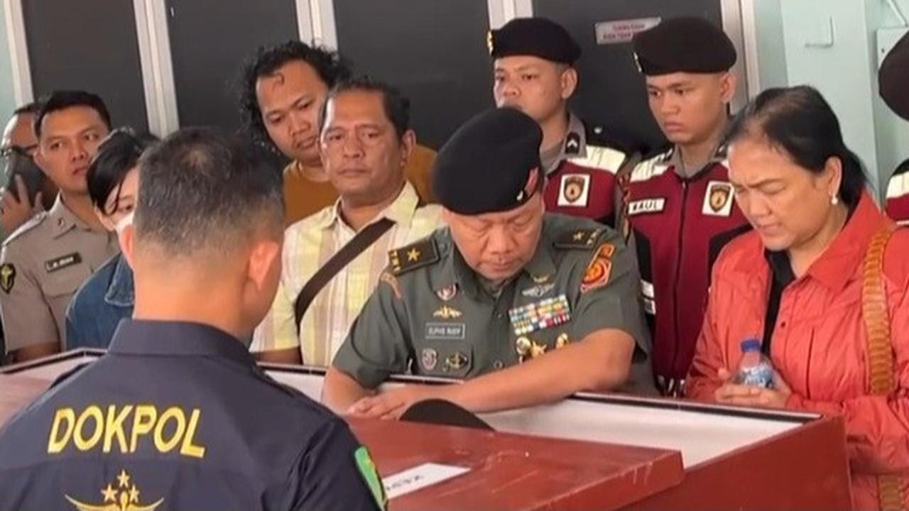 Momen Haru Brigjen TNI Elphis Termenung di Samping Peti Jenazah AKP Ryanto Ulil