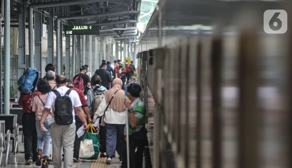 <p>Calon penumpang saat hendak menaiki kereta api jarak jauh di Stasiun Pasar Senen, Jakarta, Senin (20/12/2021). Untuk diketahui, data per Senin (20/12) KAI Daop 1 mencatat jumlah penumpang keberangkatan di Stasiun Pasar Senen mencapai 4.589 orang. (merdeka.com/Iqbal S. Nugroho)</p>