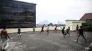 Sejumlah remaja bermain futsal di atas gedung di Pasar Mampang, Jakarta, Rabu (12/7). Sehingga anak-anak dari kalangan ekonomi yang kurang mampu terpaksa memanfaatkan tempat yang bukan semestinya. (Liputan6.com/Faizal Fanani)