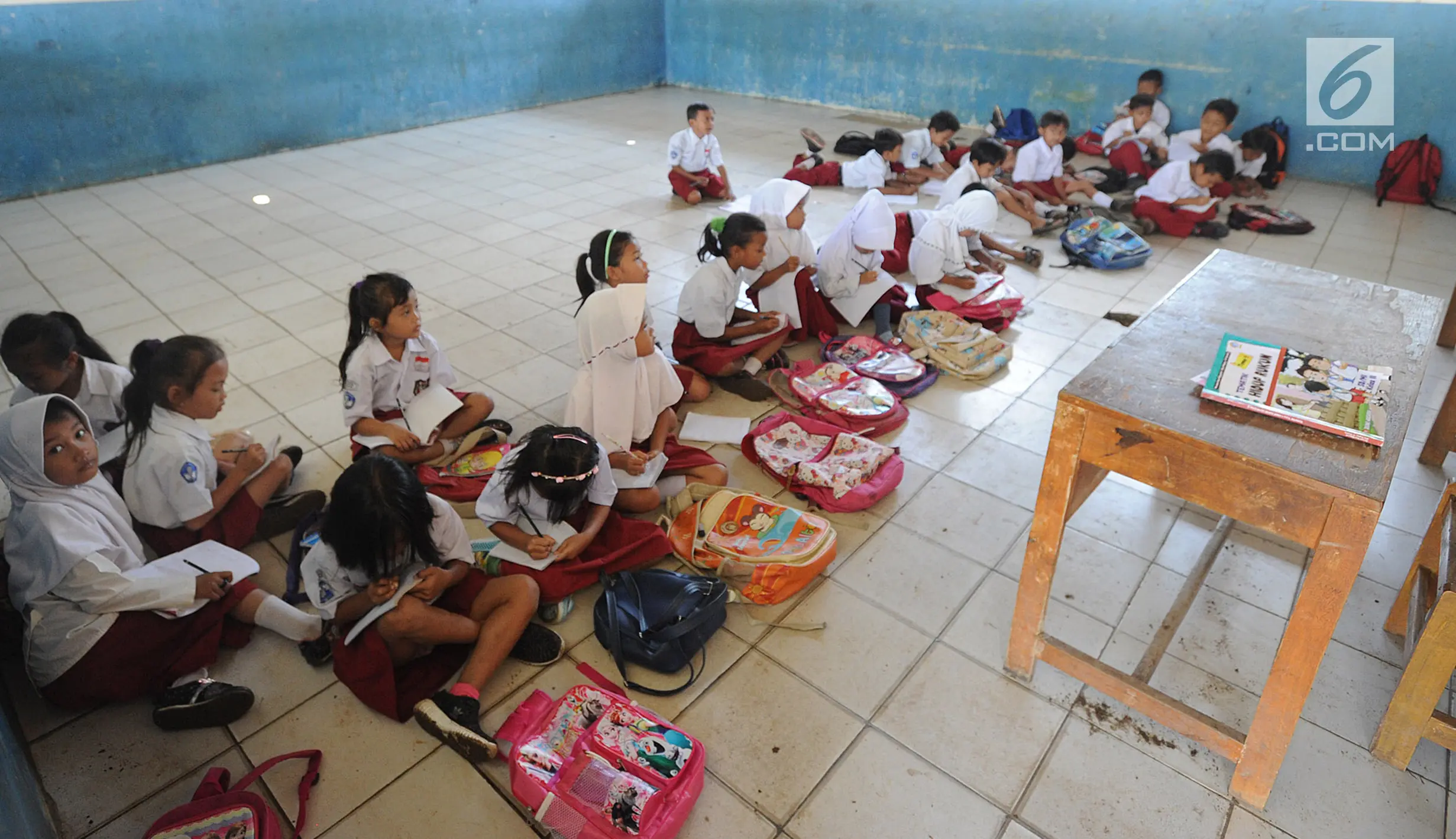 Foto Miris Siswa Sd Kertajaya Bogor Bertahun Tahun Terpaksa Belajar Di Lantai Foto 4169