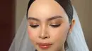 Marcella juga menggunakan bulu mata palsu yang natural untuk membuat riasan matanya terlihat lebih hidup. [@minarbeauty]