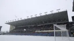 Pemandangan salju di lapangan saat pertandingan antara Burnley dan Tottenham Hotspur ditunda di Turf Moor, Inggris, Minggu (28/11/2021). Meskipun upaya membersihkan lapangan sudah dikerahkan, laga Burnley dan Tottenham akhirnya diputuskan ditunda. (Bradley Collyer/PA via AP)