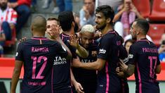 Para pemain Barcelona merayakan gol yang dicetak Neymar (tengah) saat melawan Sporting Gijon pada lanjutan La Liga Spanyol di Stadion El Molinon, Gijon, Sabtu (24/9/2016) WIB. (REUTERS/Eloy Alonso)