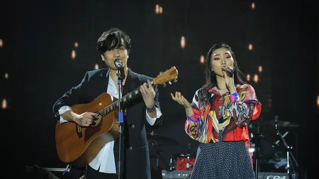 Momen Romantis Isyana Sarasvati Duet Bareng Suami Di Java Jazz 2020 Entertainment Fimela Com