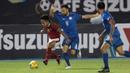 Gelandang Timnas Indonesia, Andik Vermansah, berusaha melewati hadangan pemain Filipina pada laga Piala AFF 2016 di Philippine Sports Stadium, Filipina, Selasa (22/11/2016). Kedua tim bermain imbang 2-2. (Bola.com/Nicklas Hanoatubun)