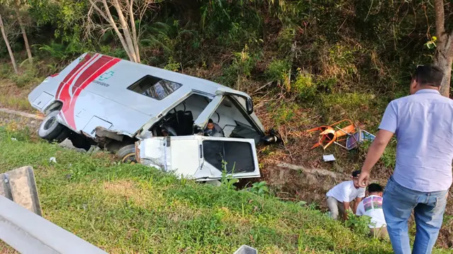 Mobil MCU Rumah Sakit Ditabrak Innova di Tol Bakter, 3 Orang Luka-Luka