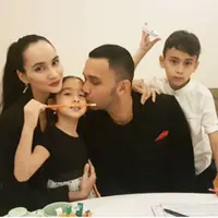 Teuku Zacky bersama istri serta dua anaknya. (Instagram/ilmiraz)