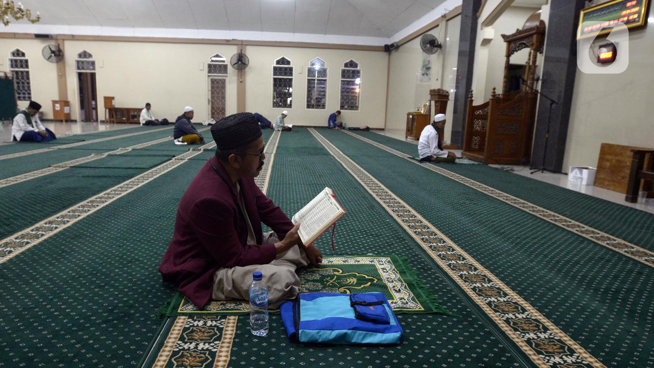 FOTO: Berburu Malam Lailatul Qadar Sambil Itikaf di Masjid