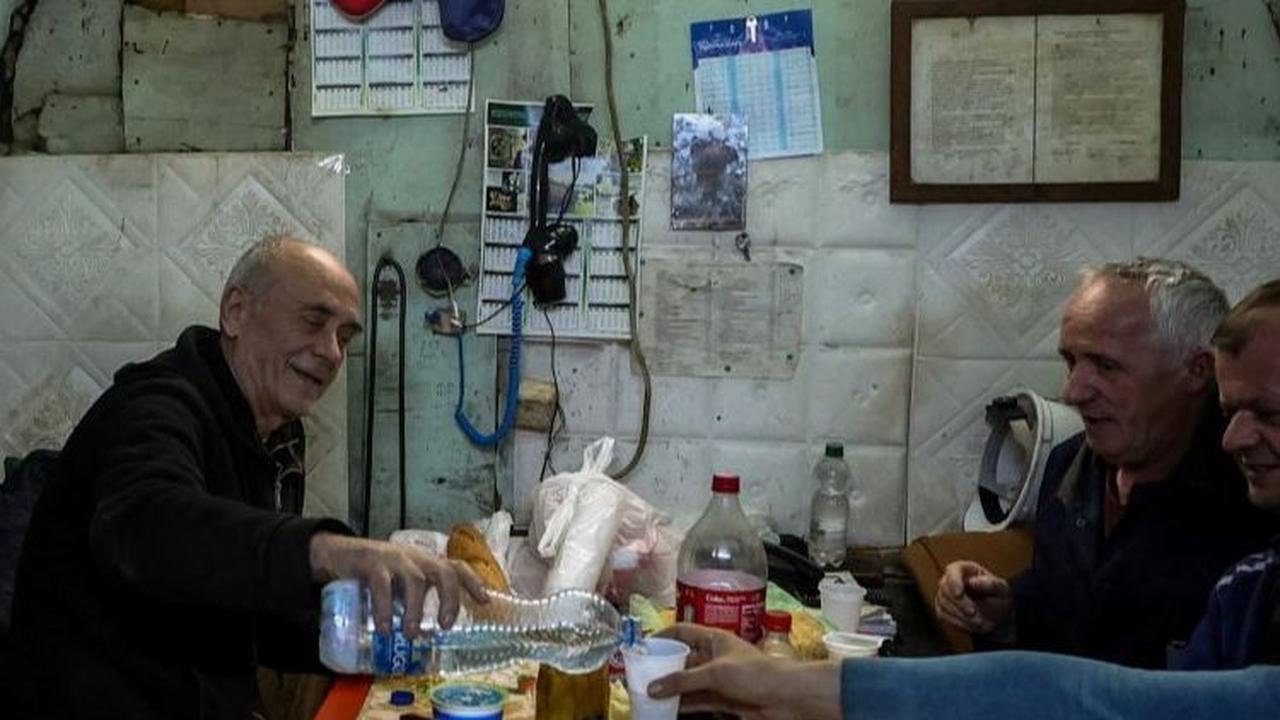 Para penambang ini juga saling mendukung satu sama lain dalam menjalankan ibadah puasa. Mereka bahkan berbagi makanan dan minuman yang mereka bawa. Foto: REUTERS / Florion Goga<br>