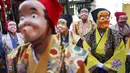 Seniman mengenakan topeng badut tradisional Jepang selama Festival Konpira di kuil Kotohiragu di distrik bisnis Toranomon di Tokyo (10/1/2020). Festival Konpira pertama di tahun 2020 dimeriahkan para seniman mengenakan topeng badut tradisional Jepang. (AP Photo/Eugene Hoshiko)