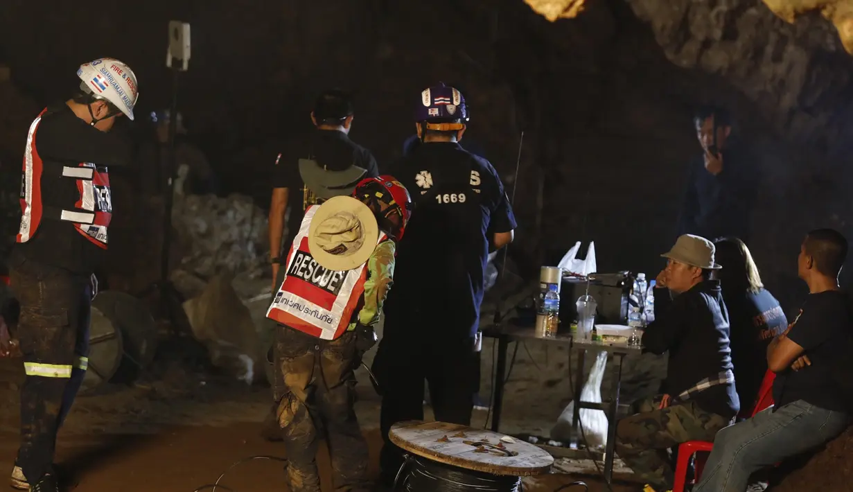 Tim penyalamat melakukan operasi untuk menemukan warga yang hilang di provinsi Chiang Rai, Thailand (26/6). (AFP/Thai News Pix/Krit Phromsakla Na Sakolnakorn)