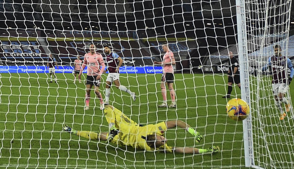 Kiper Sheffield United, Aaron Ramsdale kebobolan gol ketiga oleh bek West Ham United, Ryan Fredericks dalam laga lanjutan Liga Inggris 2020/21 pekan ke-24 di London Stadium, London, Senin (15/2/2021). Sheffield United kalah 0-3 dari West Ham. (AP/Glyn Kirk/Pool)