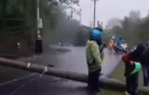 Peristiwa tiang listrik roboh itu terjadi secara tiba-tiba di tengah cuaca buruk. (Liputan6.com/Fira Syahrin)