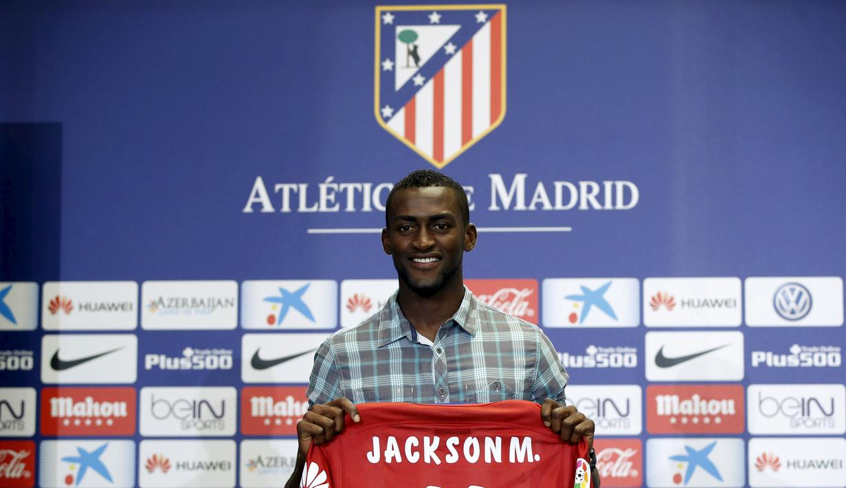 Jackson Martinez memegang kostum dengan nomor punggung 11 saat diperkenalkan sebagai pemain baru Atletico Madrid di Stadion Vicente Calderon, Madrid, Minggu (26/7/2015).(Reuters/Susana Vera)