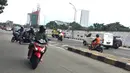 Pengendara sepeda motor melawan arus lalu lintas di sekitar flyover Tanjung Barat, Jakarta, Senin (17/2/2020). Ditutupnya jalur memutar balik di kawasan itu menyebabkan sebagian pengendara sepeda motor nekat melawan arus lalu lintas demi mempersingkat waktu tempuh. (Liputan6.com/Immanuel Antonius)