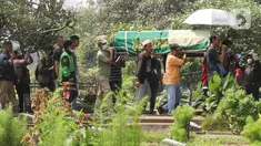 Keluarga dan kerabat membawa mendiang pelawak Irni Yusnita alias Rini S Bon Bon saat ingin dimakamkan di TPU Kawi Kawi, Johar Baru, Jakarta, Senin (11/7/2022). Pelawak Rini S Bon Bon  meninggal dunia pada hari Minggu sore (10/7/2022), sebelum berpulang rini sempat mengidap  sakit diabetes. (Liputan6.com/Herman Zakharia)