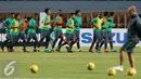 Pemain Timnas Indonesia berlari mengelilingi lapangan saat latihan jelang laga pertama semifinal Piala AFF 2016 di Stadion Pakansari, Bogor (2/12). Indonesia akan berlaga melawan Vietnam pada Sabtu (3/12). (Liputan6.com/Helmi Fithriansyah)