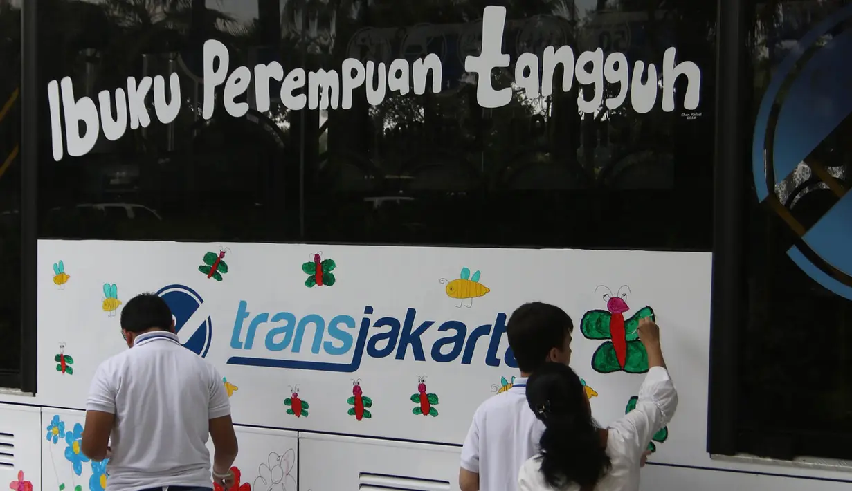 Dua anak berkebutuhan khusus melukis bus Transjakarta di halaman Balai Kota, Jakarta, Jumat (20/4). Kegiatan tersebut dalam rangka memperingati Hari Kartini. Tema lukisan yang diangkat adalah ‘Ibuku Perempuan Tangguh’. (Liputan6.com/Arya Manggala)