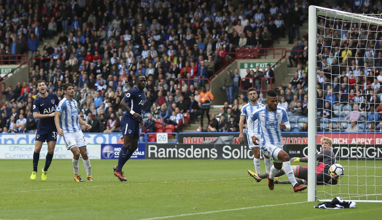 Gelandang Tottenham Hotspur, Moussa Sissoko, mencetak gol ke gawang Huddersfield Town pada laga Premier League di Stadion The John Smith, Sabtu (30/9/2017). Tottenham Hotspur menang 4-0 atas Huddersfield Town. (AP/Nigel French)
