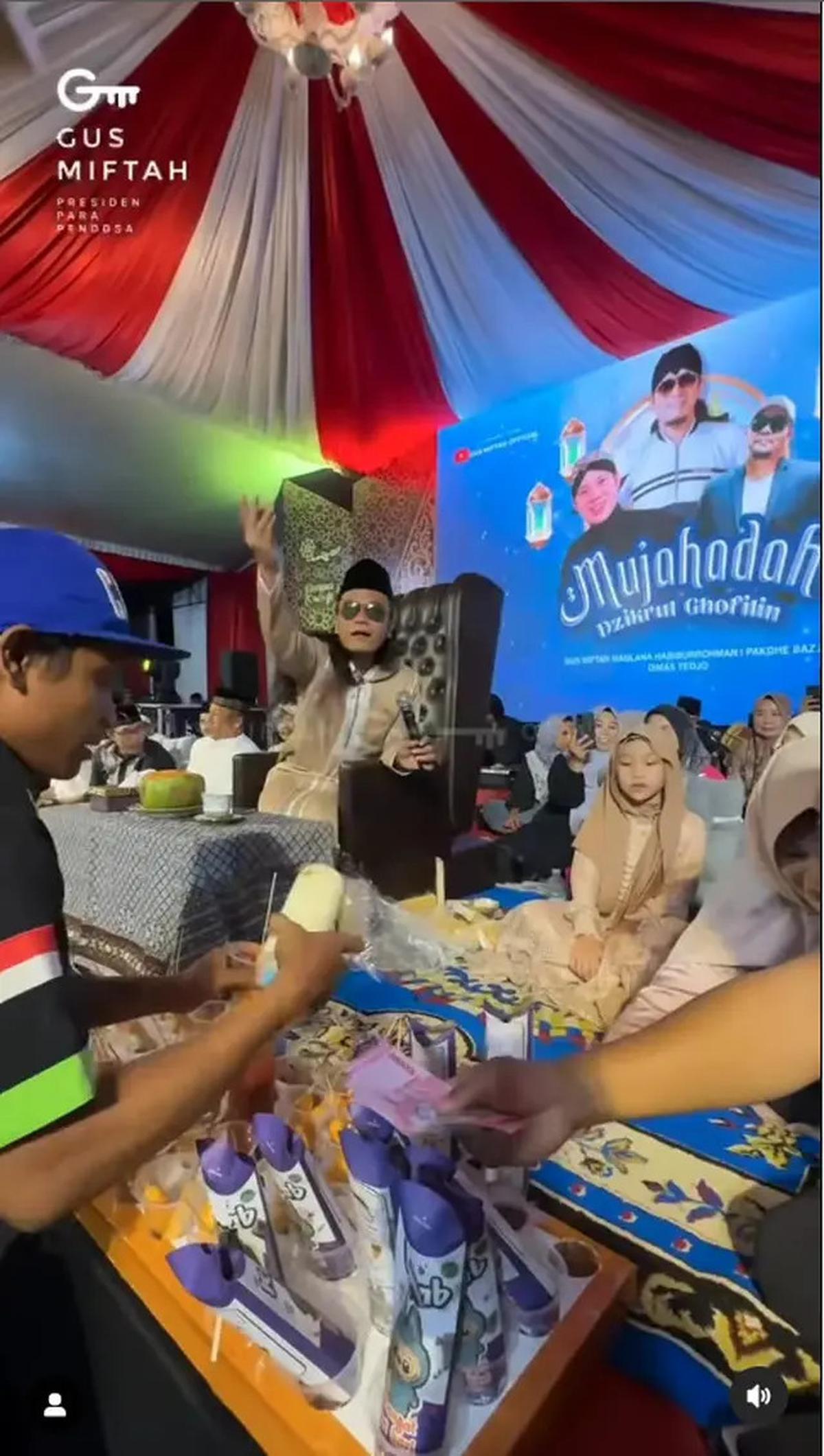 6 Potret Gus Miftah Beli Jajanan Kaki Lima, Disebut Netizen Hanya Pencitraan