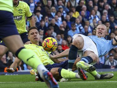 Pemain Manchester City, Erling Haaland mencetak gol ke gawang Southampton pada laga lanjutan Liga Inggris 2024/2025 yang berlangsung di Etihad Stadium, Manchester, Inggris, Sabtu (26/10/2024). (AP Photo/Darren Staples)