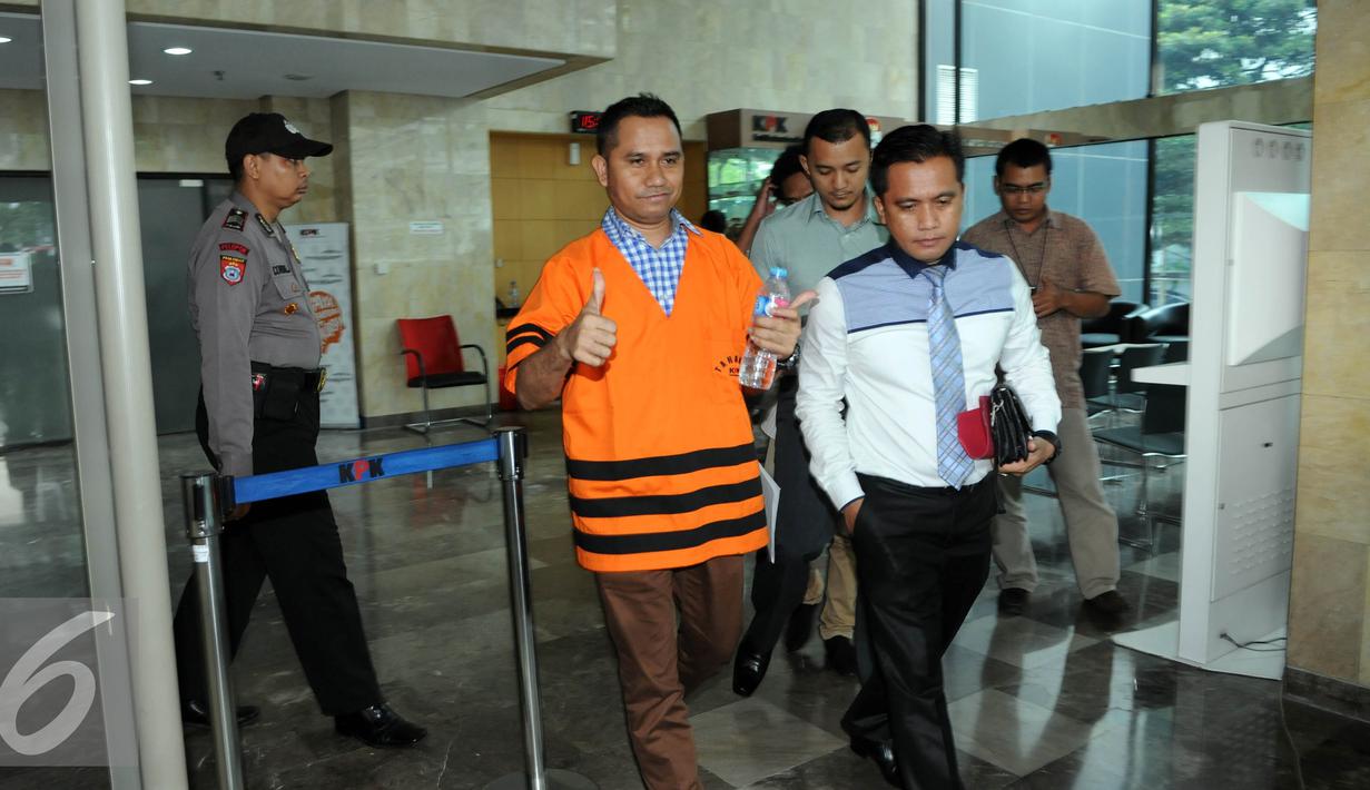Kuasa hukum Saipul Jamil, Kasman Sangaji saat keluar dari Gedung KPK, Jakarta, Kamis (11/8). Kasus dugaan suap pengurangan vonis Saipul Jamil siap disidangkan karena dinyatakan p21. (Liputan6.com/Helmi Afandi)