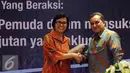 Mantan Menteri Keuangan, Sri Mulyani Indrawati (kiri) menerima cenderamata dari UI usai memberi kuliah umum, Selasa (26/7). Kuliah bertema Peranan Pemuda dalam Mensukseskan Pembangunan Berkelanjutan yang Inklusif. (Liputan6.com/Helmi Fithriansyah)