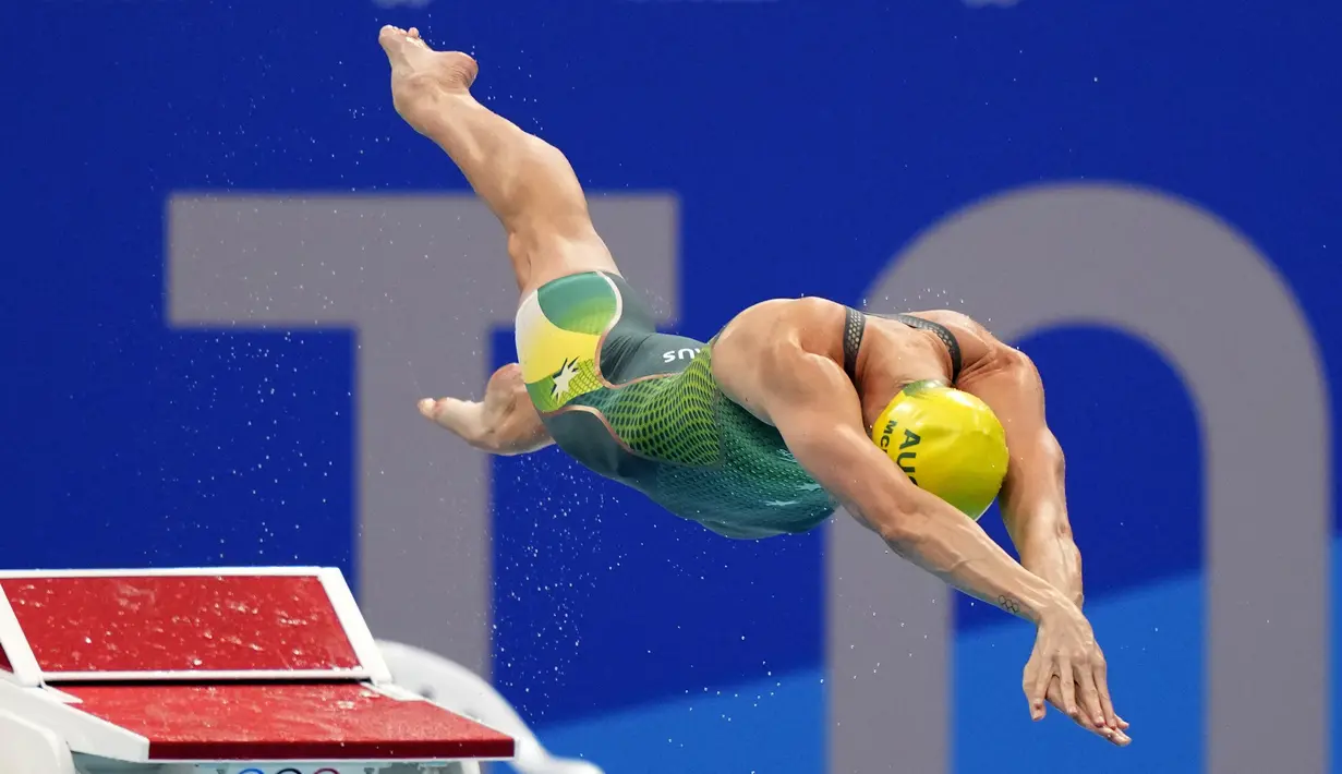 Perenang Australia Emma McKeon melakukan lompatan dari blok saat final gaya bebas 50 meter putri Olimpiade Tokyo 2020 di Tokyo, Jepang, Minggu (1/8/2021). McKeon meraih empat medali emas dan tiga medali perunggu pada Olimpiade Tokyo 2020. (AP Photo/David Goldman)