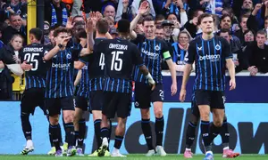 Rekan satu tim merayakan gol pembuka Nicolo Tresoldi dari Brugge dalam pertandingan pembuka Liga Champions antara Club Brugge dan Monaco di Stadion Jan Breydel di Bruges, Belgia,&nbsp;Jumat (19-9-2025) dini hari WIB. (Foto AP/Omar Havana)