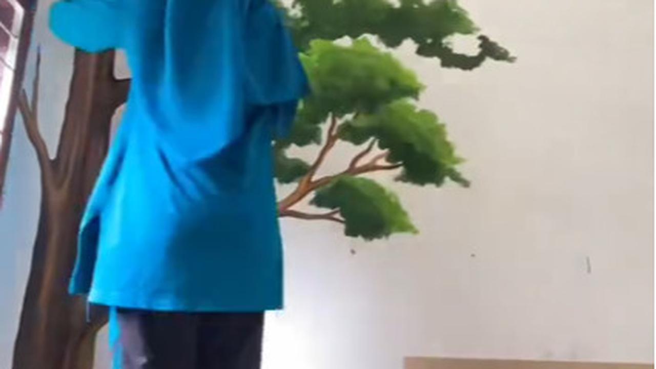 Keren Banget, Aksi Guru Kesenian yang Berhasil Hias Ruang Kelas Ini Banjir Pujian Warganet