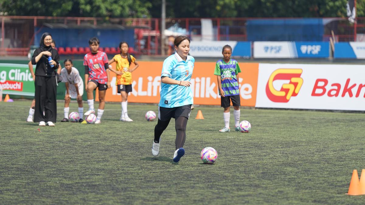 Mantan Pemain Jepang Mana Iwabuchi Latih Pesepak Bola Putri Belia Indonesia