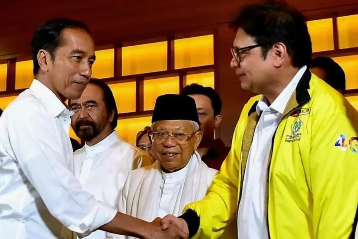 Capres petahana Jokowi bersalaman dengan Ketua Umum Partai Golkar Airlangga Hartarto. (Istimewa)