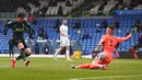 Striker Tottenham Hotspur, Son Heung-Min (kiri) melepaskan tendangan yang berbuah gol ke gawang Leeds United dalam laga lanjutan Liga Inggris 2020/2021 pekan ke-35 di Elland Road, Leeds, Sabtu (8/5/2021). Tottenham kalah 1-3 dari Leeds. (AP/Jason Cairnduff/Pool)