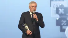 Pelatih Real Madrid, Carlo Ancelotti memberikan sambutan saat memenangkan penghargaan pelatih terbaik FIFA 2024 dalam acara FIFA Awards 2024 yang berlangsung di Doha, Qatar, Selasa (18/12/2024) waktu setempat. (AP Photo/Hussein Sayed)