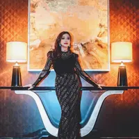 Mengahdiri salah satu acara resmi, Brisia Jodie terlihat anggun dengan long dress hitam. Layaknya cewe mamba pada umumnya, riasan make up yang digunakan sang penyanyi adalah smoke eyes [instagram/btisiajodie]