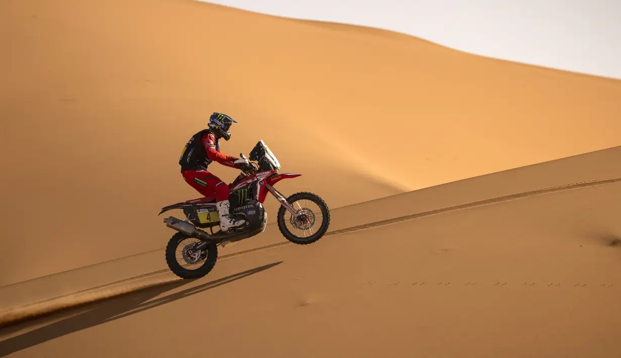 Pembalap Reli Honda crf 425 Pablo Quintanilla berlaga di Reli Maroko 2021 di wilayah Merzouga (10/10/2021). Lima tahapan reli akan berlangsung antara 8 Oktober dan 13 Oktober. (AFP/Fadel Senna)