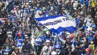 Seorang Bobotoh mengibarkan bendera bertuliskan Bandung Fans di tengah kerumunan pawai usai Persib Bandung menjuarai Liga 1 musim 2023/2024 di Jalan Djunjunan, Sukamulya, Kota Bandung pada Sabtu, 1 Juni 2024. (Liputan6.com/Dikdik Ripaldi)