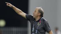 Pelatih Thailand, Milovan Rajevac, memberikan arahan saat melawan Timnas Indonesia pada laga Piala AFF 2018 di Stadion Rajamangala, Bangkok, Sabtu (17/11). Thailand menang 4-2 dari Indonesia. (Bola.com/M. Iqbal Ichsan)