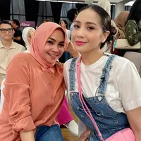 Potret Rieta Amilia bersama anaknya, Nagita Slavina (Sumber: Instagram/@rieta_amilia)