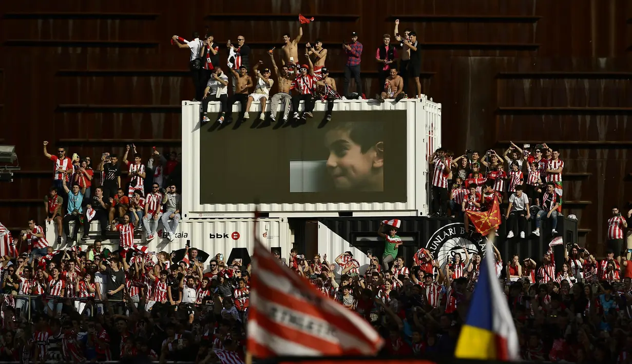 Suporter Athletic Bilbao larut dalam perayaan gelar juara Copa del Rey di Bilbao, Jumat (12/4/2024). (AP Photo/Alvaro Barrientos)