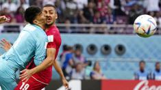 Kiper Iran, Alireza Beiranvand, harus meninggalkan lapangan lebih cepat saat melawan Inggris pada laga pertama Grup B Piala Dunia 2022 di Stadion Khalifa, Senin (21/11/2022). (AP/Alessandra Tarantino)