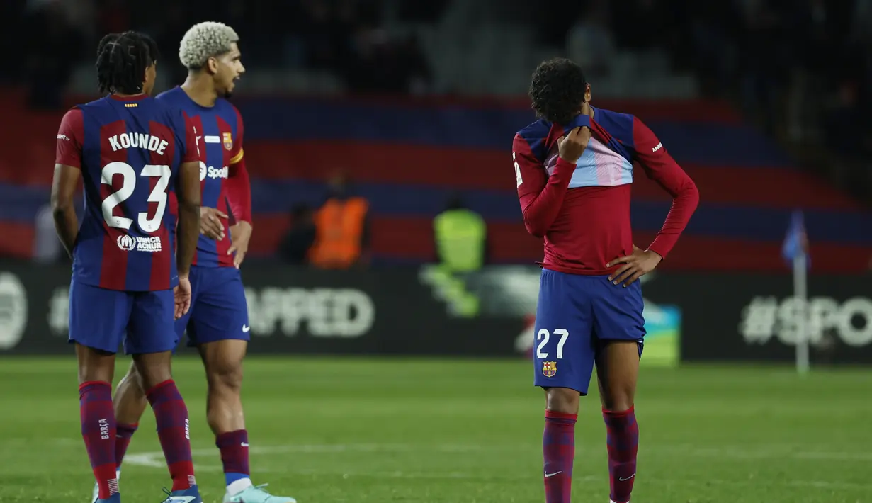 Reaksi penyerang Barcelona Lamine Yamal (kanan) setelah pertandingan jornada ke-16 La Liga Spanyol menjamu Girona di Olimpic Lluis Companys, Senin (11/12/2023) dini hari WIB. (AP Photo/Joan Monfort)