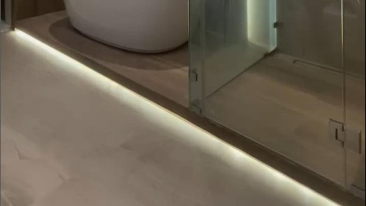 Di kamar mandi yang terletak di master bedroom ini, terdapat berbagai unsur kemewahan yang membuat betah berlama-lama.<br><br>