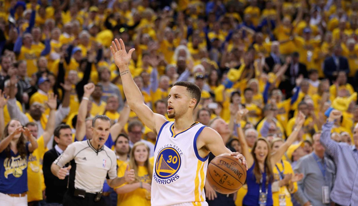 Pebasket Warriors, Stephen Curry #30 memperlambat permainan saat timnya melawan Portland Trail Blazers ipada game ke-5 semifinal NBA Playoffs wilayah barat di Oracle Arena, Oakland, California, (12/5/2016) WIB. (Ezra Shaw/Getty Images/AFP)
