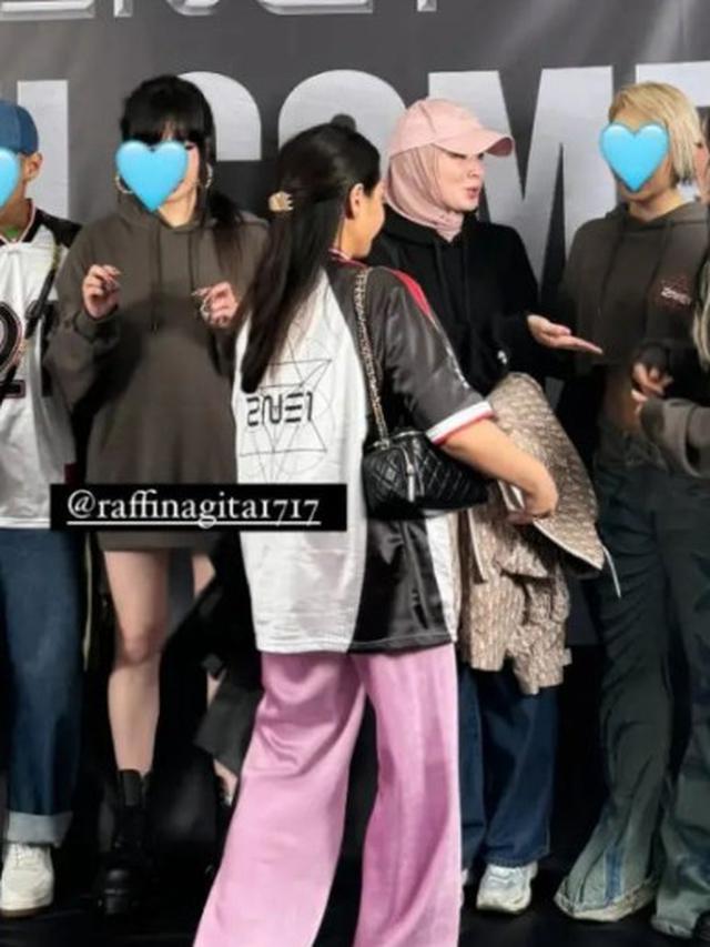 Gaya Kembar Nagita Slavina dan Jennie BLACKPINK Nonton Konser Comeback 2NE1 di Korea dengan Jinjing Tas Chanel