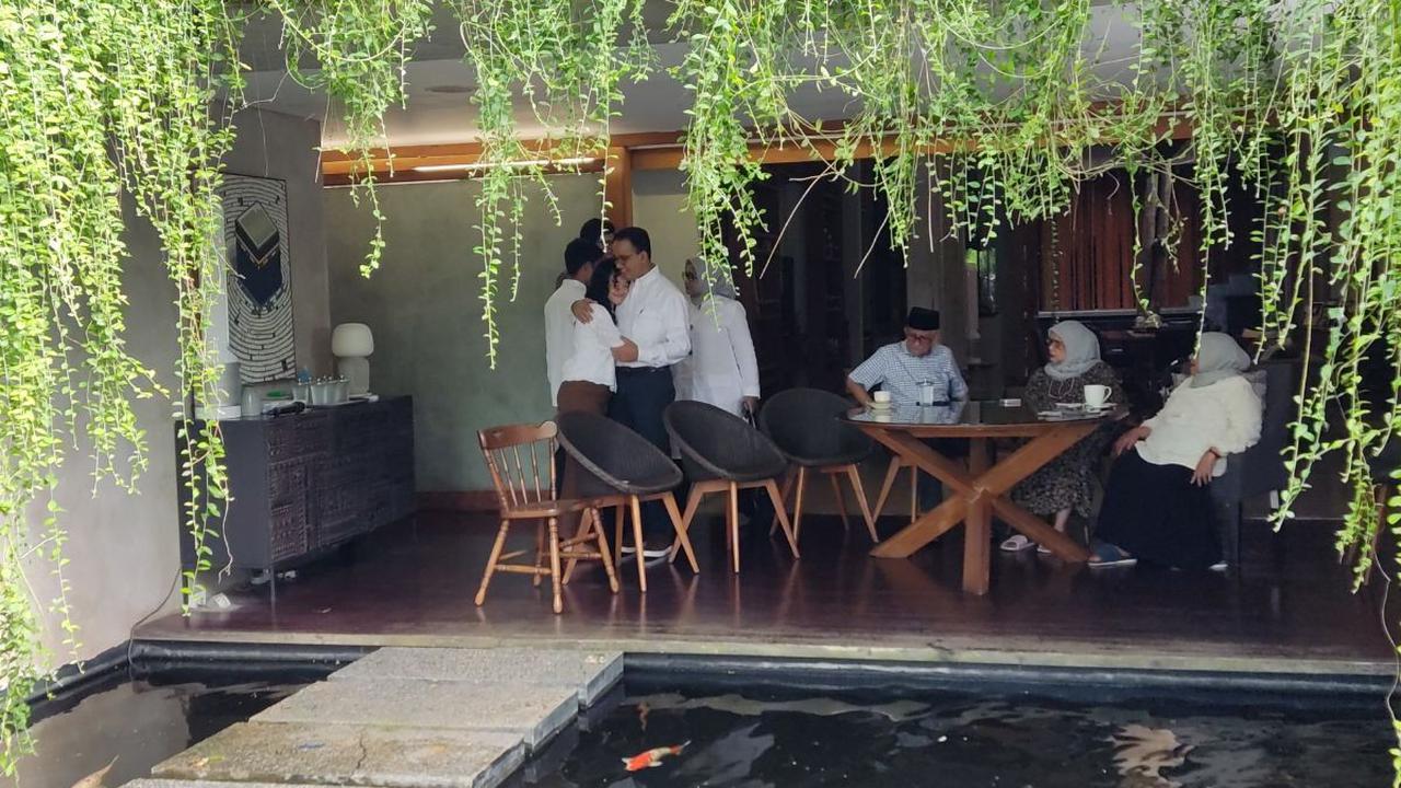 Suasana haru pagi di pendopo Anies. Mantan Gubernur DKI Jakarta itu mencium tangan dan pipi ibundanya. Bahkan, terlihat putri dari Anies Baswedan, Mutiara Annisa memeluk haru sang ayah.<br>