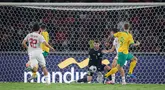 Kiper&nbsp;Timnas Indonesia,&nbsp;Maarten Paes, menangkap bola saat melawan Australia pada laga kedua Grup C Kualifikasi Piala Dunia 2026 Zona Asia di Stadion Utama Gelora Bung Karno (SUGBK), Jakarta Pusat, pada Selasa (10/9/2024). (Bola.com/Bagaskara Lazuardi)