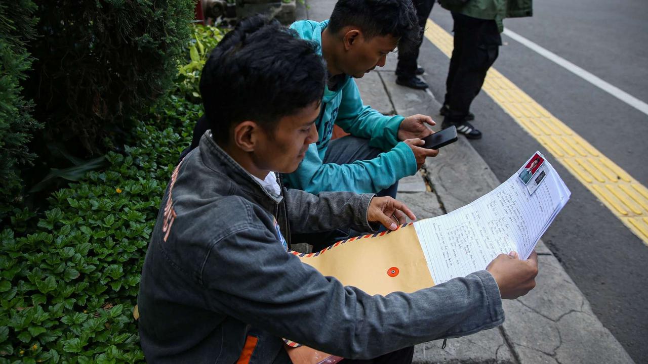 Ratusan orang melamar sebagai pasukan oranye di Balai Kota DKI Jakarta