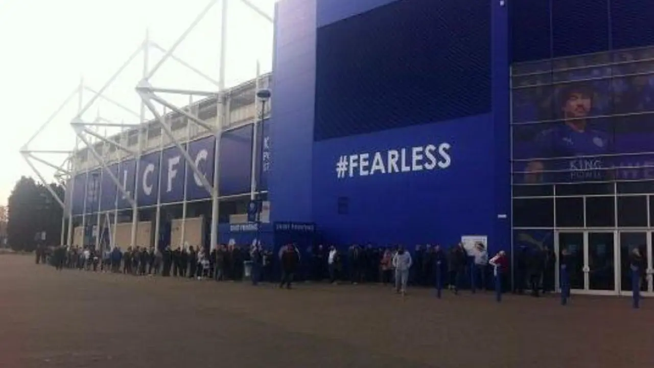 Para pendukung Leicester City antre untuk mendapatkan kostum terbaru musim depan